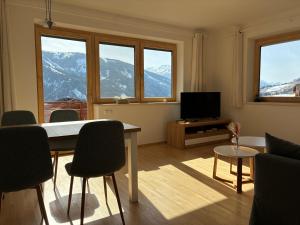 a living room with a table and a television at a feines Platzl in Asch