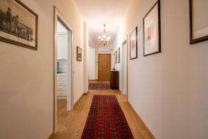a hallway with a red rug on the floor at Residenza Maria Luisa in Padova