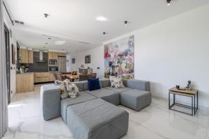 a living room with a couch and a kitchen at La Villa del Roc in Roda de Bará