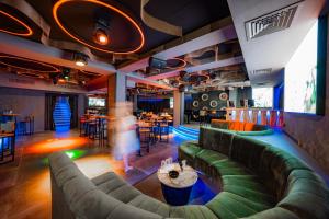 a bar with a green couch and a table at Complex Starite Kashti in Razvalini Balchikioy