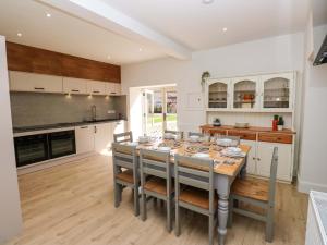 a kitchen with a table and chairs in a room at Stewards House in Tadcaster