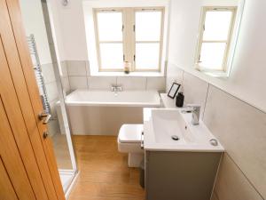 a bathroom with a sink and a tub and a toilet at Stewards House in Tadcaster +37 photos