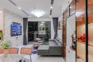 a living room with a couch and a table at Shi House -Modern Luxury 2BR Apartment BE3 Beverly in Ấp Thạnh Lộc