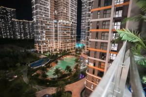 an aerial view of a pool in the middle of buildings at Shi House -Modern Luxury 2BR Apartment BE3 Beverly in Ấp Thạnh Lộc