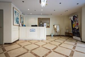 a room with a counter and a checkerboard floor at Golden New Hira Serviced Apartments in Jeddah