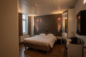 a bedroom with two beds and a wooden wall at Hotel Richmond in Blankenberge +93 photos
