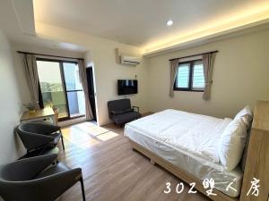 a bedroom with a bed and a chair in it at 晨溪民宿 in Wujie