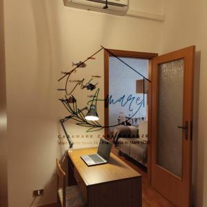 a room with a desk with a laptop on it at CasAmare in Francavilla al Mare