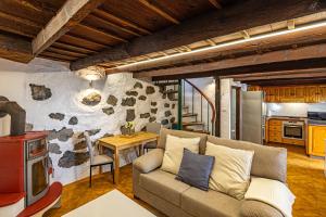 a living room with a couch and a table at Casa Piedra y Tea in Tijarafe