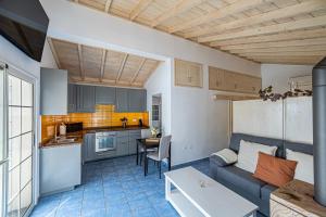 a living room with a couch and a kitchen at Casa Yuliana in Tijarafe