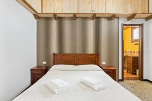 a bedroom with a bed with two white towels on it at Meravigliosa Terrazza Vista Mare in Tresnuraghes