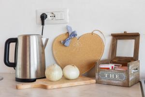 a counter with a tea kettle and a heart on the wall at Meravigliosa Terrazza Vista Mare in Tresnuraghes