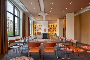 a conference room with a long table and chairs at Urban Hive Madrid in Madrid