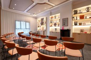 a room with a row of chairs and shelves at Urban Hive Madrid in Madrid