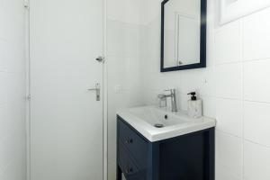 a bathroom with a sink and a mirror at L'Echo des Vagues -Conciergerieland in Vieux-Boucau-les-Bains +12 photos