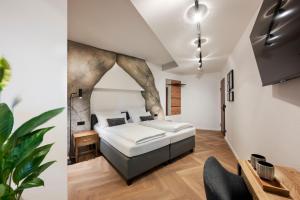 a bedroom with a king sized bed in a room at Hotel Fontana Selb in Selb