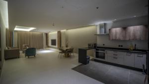 a kitchen with a counter and a table in a room at شقق فندقيه رسال in Ar Riyāḑ