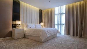 a bedroom with a bed and a large window at شقق فندقيه رسال in Ar Riyāḑ