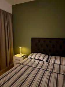 a bedroom with a bed and a lamp on a night stand at Estadía Ideal para 2 personas in Resistencia