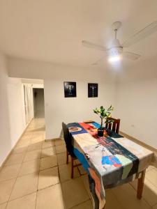a dining room with a table and a ceiling fan at Estadía Ideal para 2 personas in Resistencia
