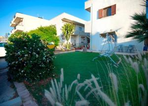 a yard in front of a house with a lawn at Casa Nefeli in Karteros