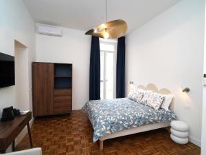 a bedroom with a bed and a dresser and a window at Incoming Medina in Naples