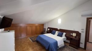 a bedroom with a bed and a flat screen tv at B&B La Pitagora in Porto Garibaldi