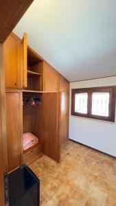 a room with wooden cabinets and a window at B&B La Pitagora in Porto Garibaldi +53 photos