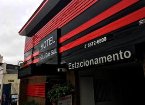 a gas station with a sign that reads esatoformatio at Hotel Holiday Sul in Sao Paulo