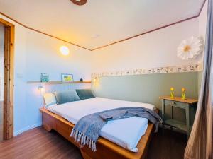 a bedroom with a large bed in a room at Nordkiek No 8 Für 4 Person mit Meerblick in Westerholz
