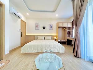 a bedroom with a bed and a table with glasses on it at Gold Lucky Homestay in Thôn Trường Giang