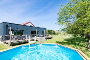 an image of a house with a swimming pool at L'Evasion, Piscine et jacuzzi in Lescherolles