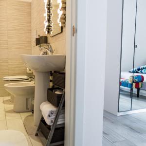 ein Bad mit einem Waschbecken und einem WC in der Unterkunft Brezza Marina B&B in Barletta