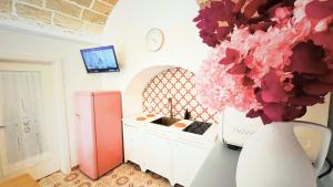 a room with a vase with flowers in it at Pantabrì - Casa Tipica su Mare nel Centro Storico di Gallipoli in Gallipoli