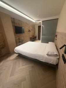 a bedroom with a bed and a television on a wall at Bearan Rooms 2 in Pamplona