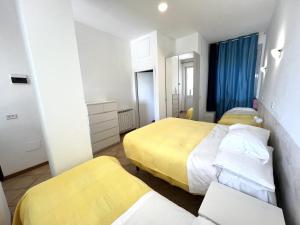 a hotel room with two beds and two beds sidx sidx sidx at Appartamento Nettuno in Villa Daria a 2 Km dal mare golfo del Tigullio in Chiavari