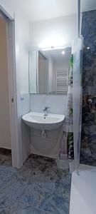 a bathroom with a sink and a mirror at Appartamento Nettuno in Villa Daria a 2 Km dal mare golfo del Tigullio in Chiavari +27 photos