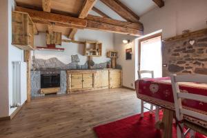 A kitchen or kitchenette at Maso Del Fieno con Sauna Privata e Vista Unica