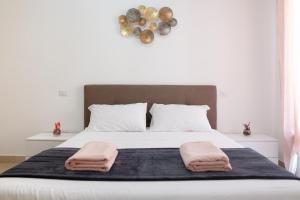 a bedroom with a bed with two towels on it at Sterlizia Rooms in Gallipoli +29 photos