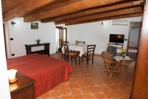 a room with a table and chairs and a dining room at Casa Vacanze - Affittacamere Il Tempone in Prignano Cilento