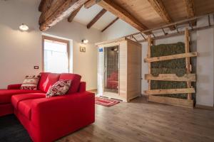 A seating area at Maso Del Fieno con Sauna Privata e Vista Unica
