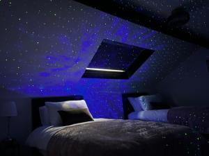 a bedroom with a starry ceiling and a bed at The Joseph Cosy at Lancaster in Lancaster