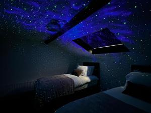 a bedroom with a starry ceiling and a bed at The Joseph Cosy at Lancaster in Lancaster