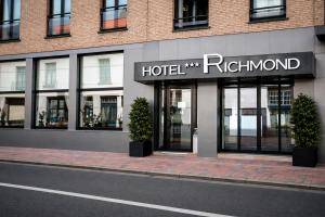 a hoteladium with two potted plants in front of a building at Hotel Richmond in Blankenberge
