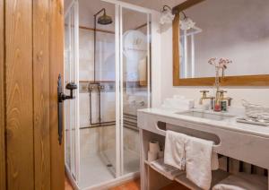 a bathroom with a shower and a sink at Casa del Labrador in Jumilla +6 photos