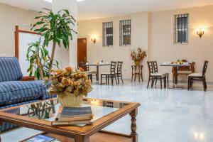 Gallery image of Hotel Gran Avenida in Coria del R&iacute;o