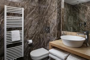 ein Badezimmer mit Waschbecken und Toilette in der Unterkunft 4 SMART HOTEL in Olomouc