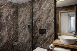ein Badezimmer mit Waschbecken und Dusche in der Unterkunft 4 SMART HOTEL in Olomouc + 16 Fotos