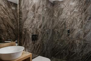 ein Badezimmer mit Waschbecken und Badewanne in der Unterkunft 4 SMART HOTEL in Olomouc