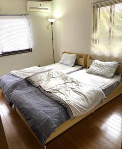 two twin beds in a room with ainylinylinylinyl at ビレッジ幸 in Otsu